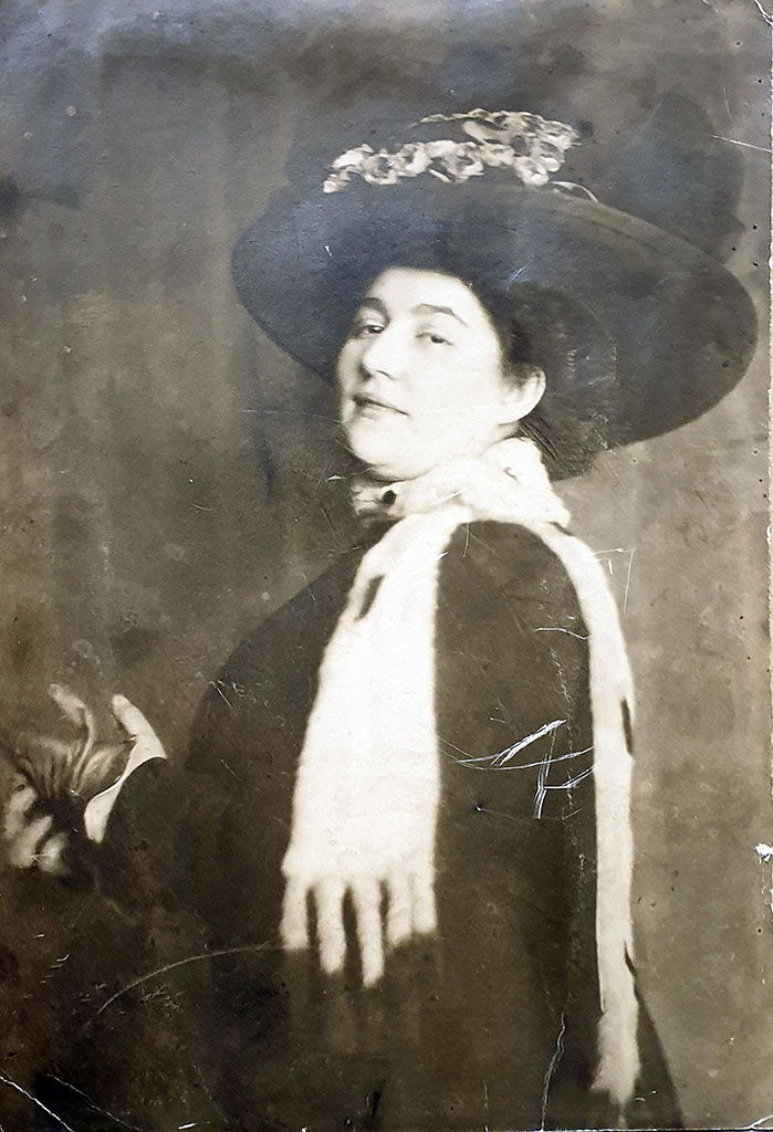 Baba Adya als Grand Dame vor der Revolution Baba Adya als Grand Dame vor der Revolution