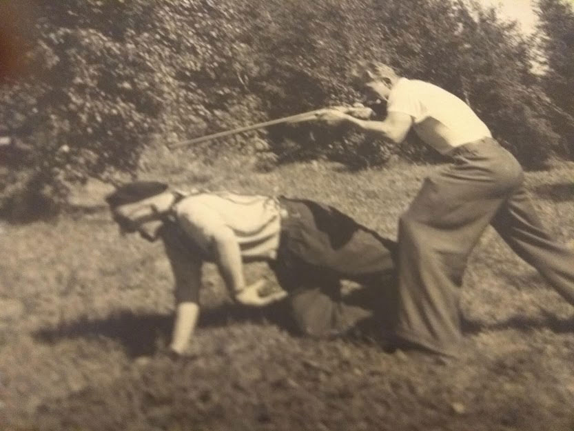 Onkel Wassya als ein Jäger mit dem Gewehr, mein Vater als ein Jagdhund zu seinen Füßen Onkel Wassya als ein Jäger mit dem Gewehr, mein Vater als ein Jagdhund zu seinen Füßen
