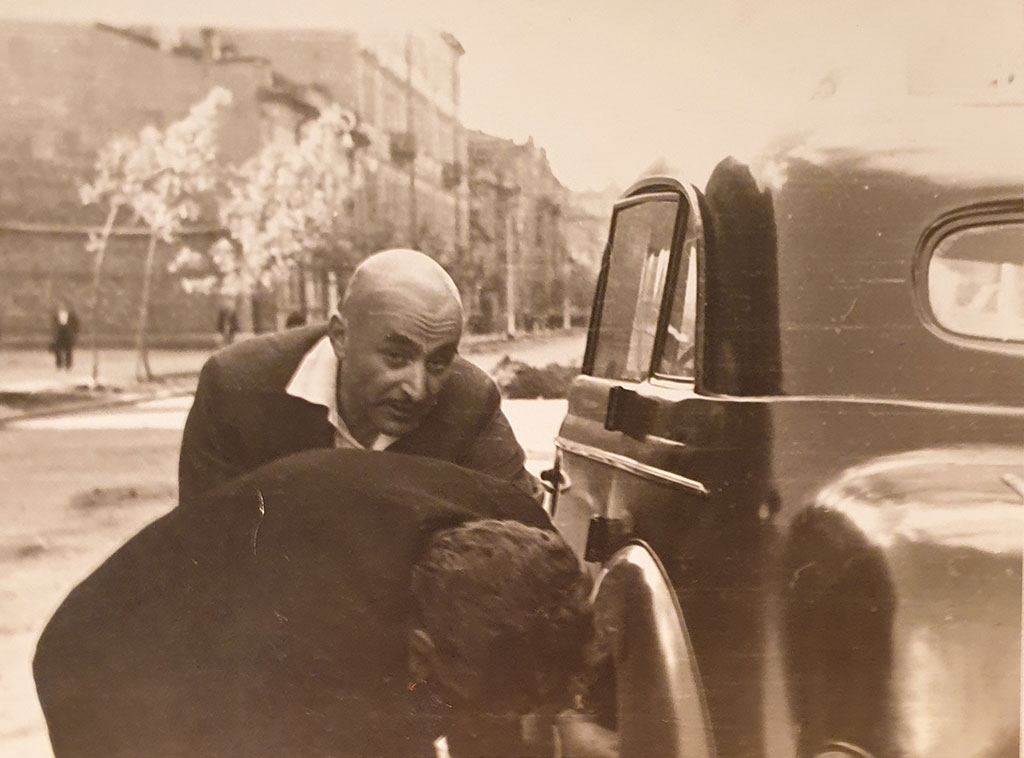 Der Vater und ein anderer Mann neben dem Auto Der Vater und ein anderer Mann neben dem Auto