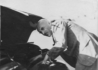 Der Vater steht vor seinem Auto Der Vater steht vor seinem Auto