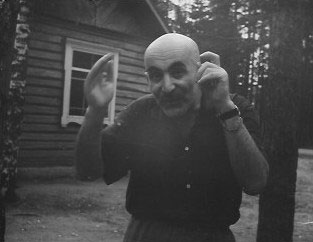 Der Vater macht ein Geste, als ob er etwas sehr kleines zeigt Der Vater macht ein Geste, als ob er etwas sehr kleines zeigt