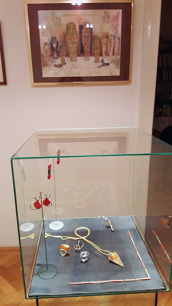 Aquarell "Pharaonenfamilienaufstellung" und die Vitrine mit dem Schmuck