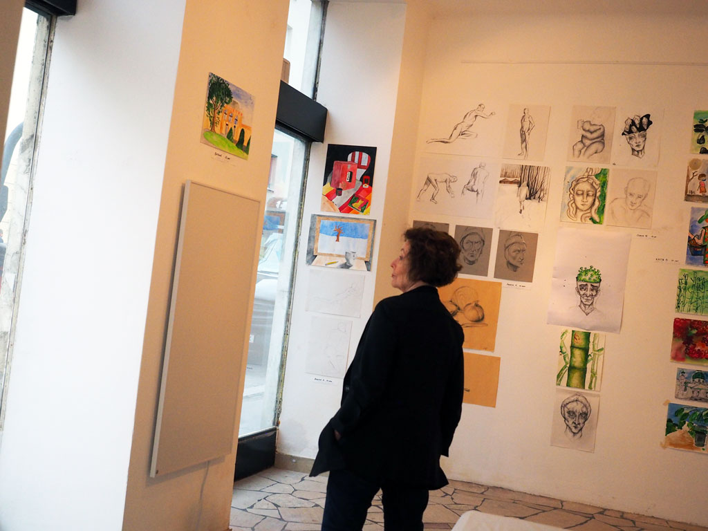 НинаВР смотрит работы годовой выставки НинаВР смотрит работы годовой выставки