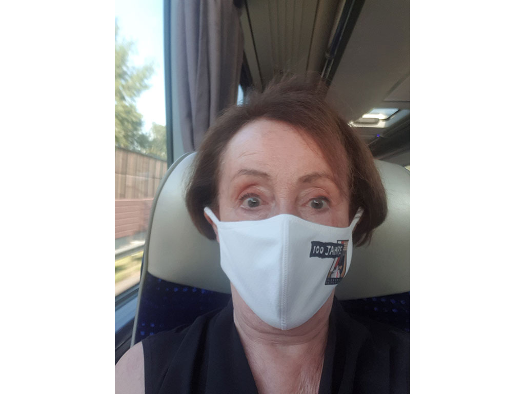 Das Foto von NinaWR im Shuttle bus während der Fahrt zur Ausstellungseröffnung von Wien nach Krems