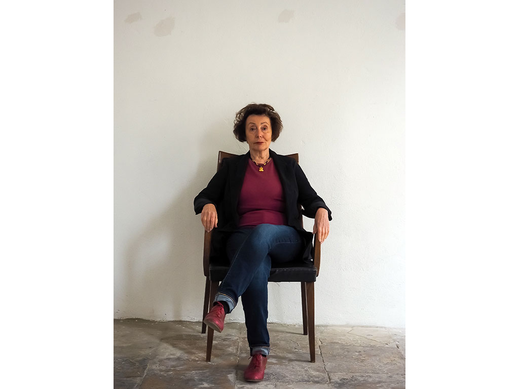 NinaWR  in der Galerie „derkunstraum“, nach der Aufnahme des virtuellen Durchgangs der Ausstellung