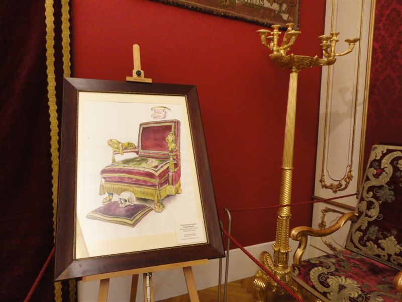 Ausstellung in Hofmobiliendepot, das Bild "Thron für  inneren Schweinehund"